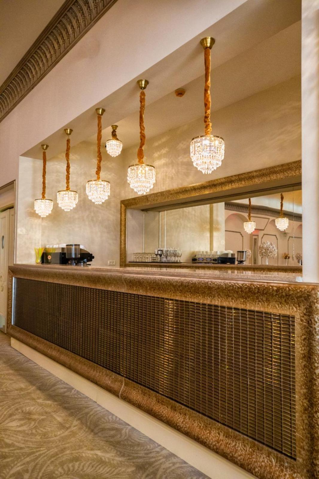 Regal Ballroom Caransebes Ngoại thất bức ảnh